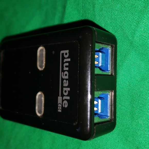 Plugable USB 3.0 Sharing Switch with Two USB 3.0 Cables - Picture 3 of 6